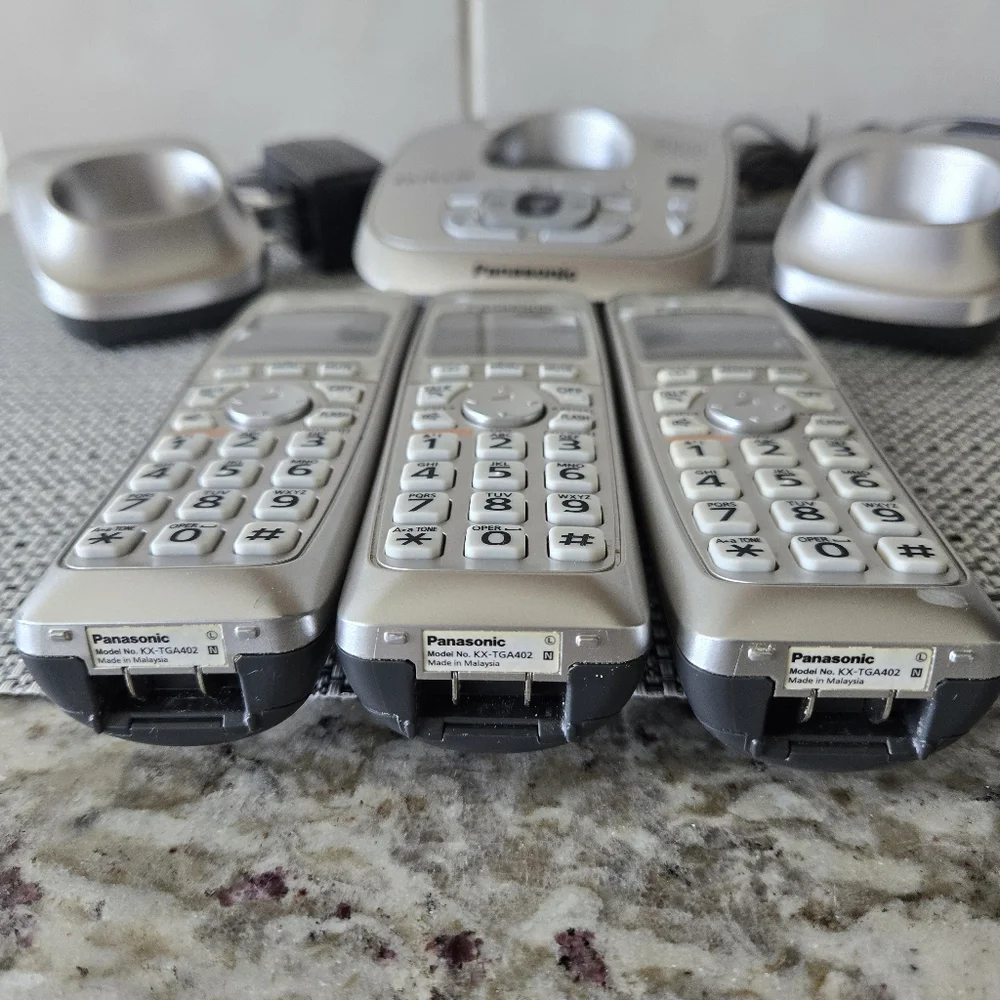 Panasonic dect 6.0 cordless phone system set of 3 Phones + 3 chargers +3 bases